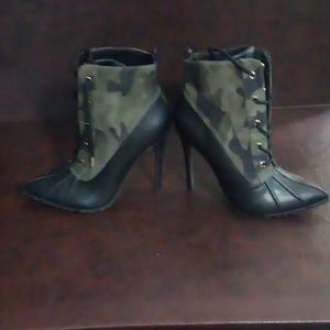 Ladies Camo ankle heels